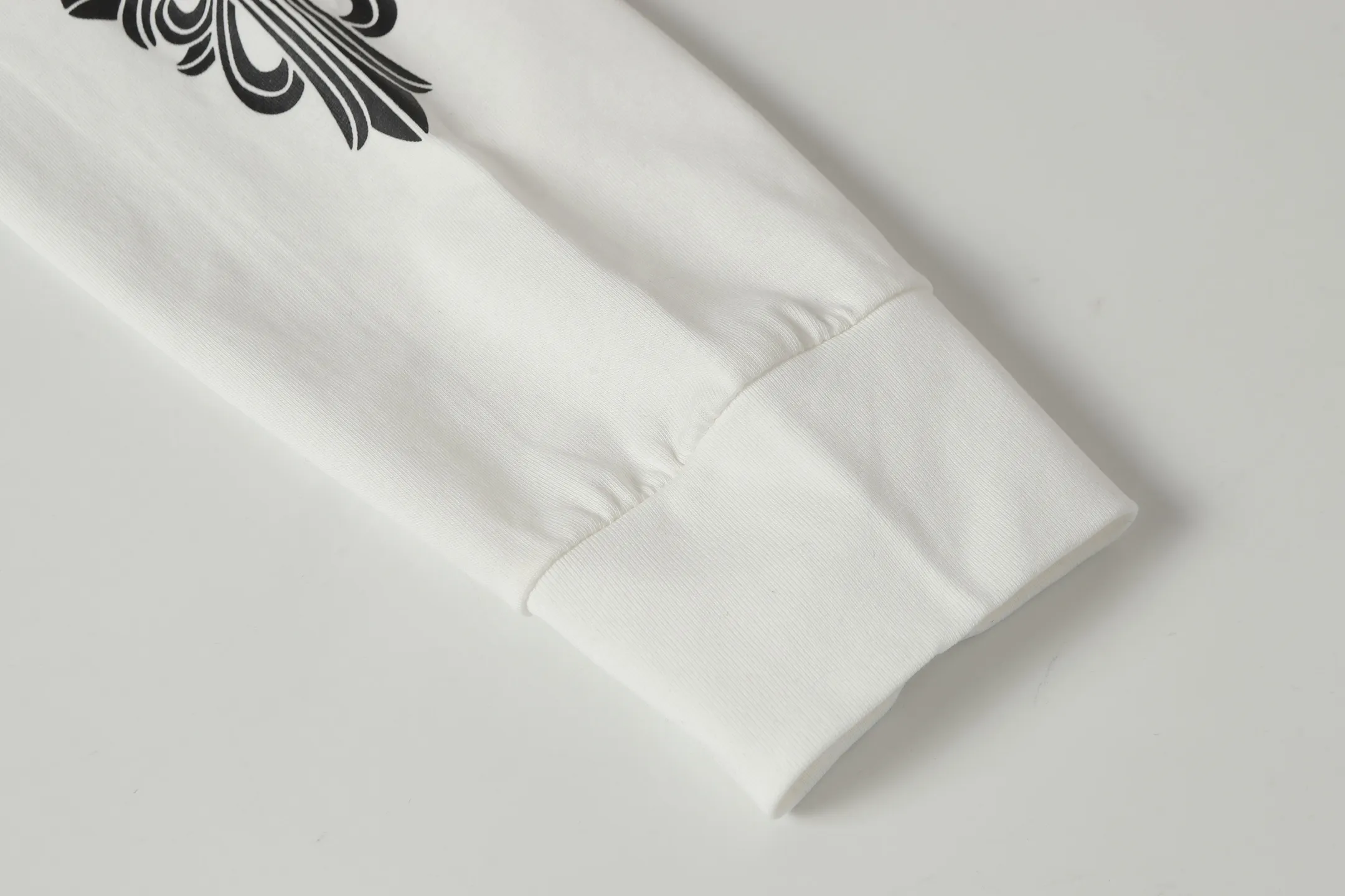 P160 Cross-border model. Those who pursue quality, please do not place an order. -Chrome Hearts/Chrome Hearts Sanskrit color printed popular long-sleeved T-shirt -High weight, high density and high quality. The wool is soft, delicate and skin-friendly. It feels soft and silky. It has excellent warmth and skin-friendly properties.
